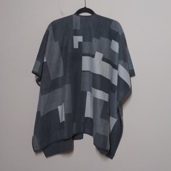 Woolrich Reversible Open Front Wrap / Cape in Gray - One Size - EUC - Picture 4 of 9